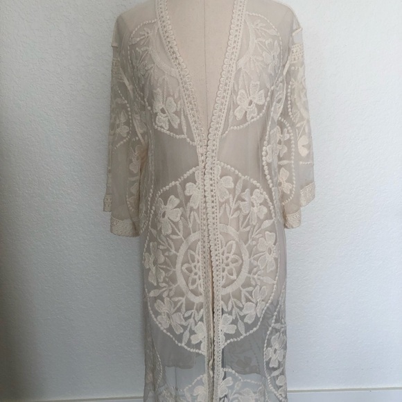Windsor Ivory Lacey Embroidered Robe - Picture 3 of 12